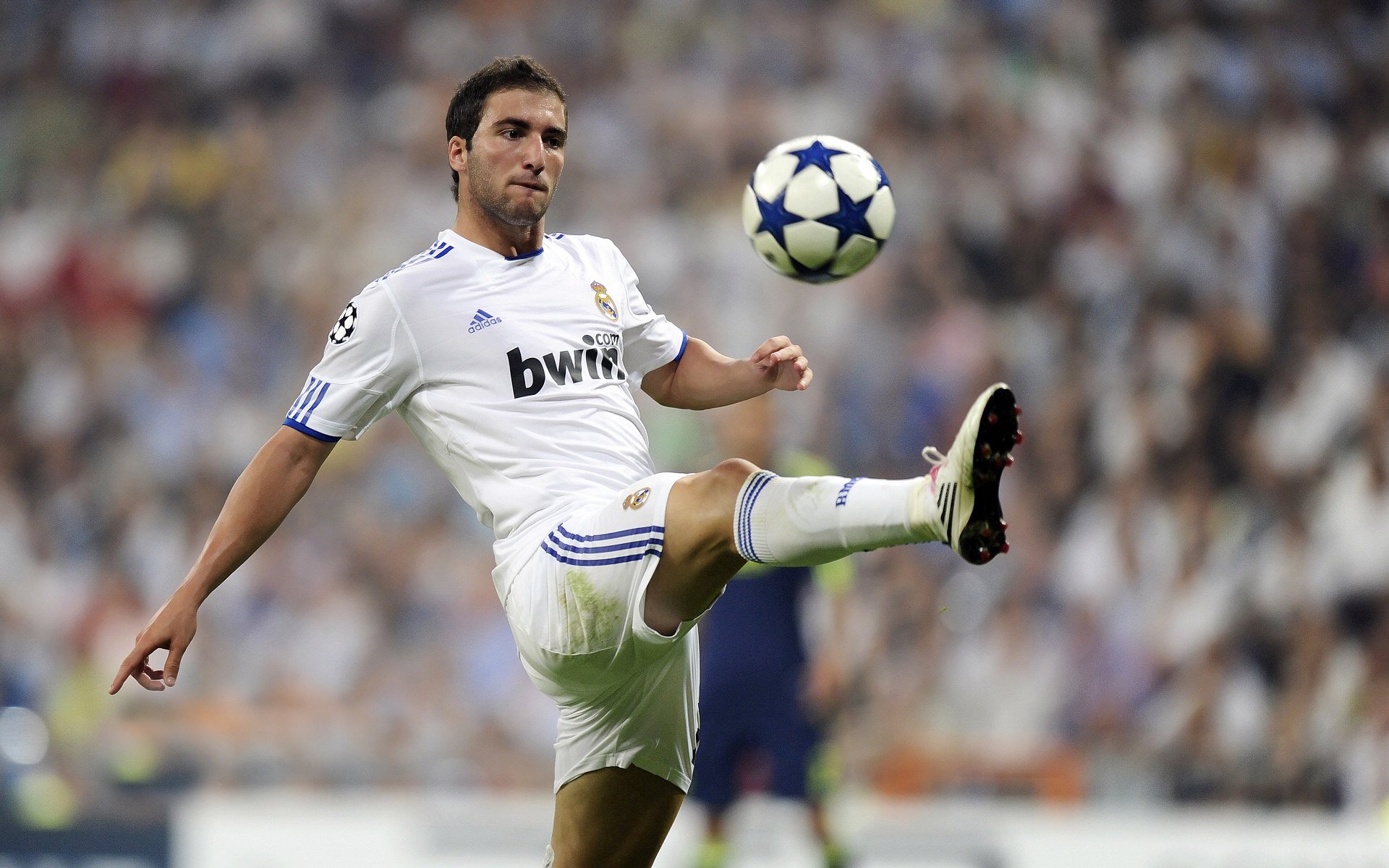 皇家贝蒂斯主场1-1战平奥萨苏纳,双方互有攻守,皇家贝蒂斯主场球衣